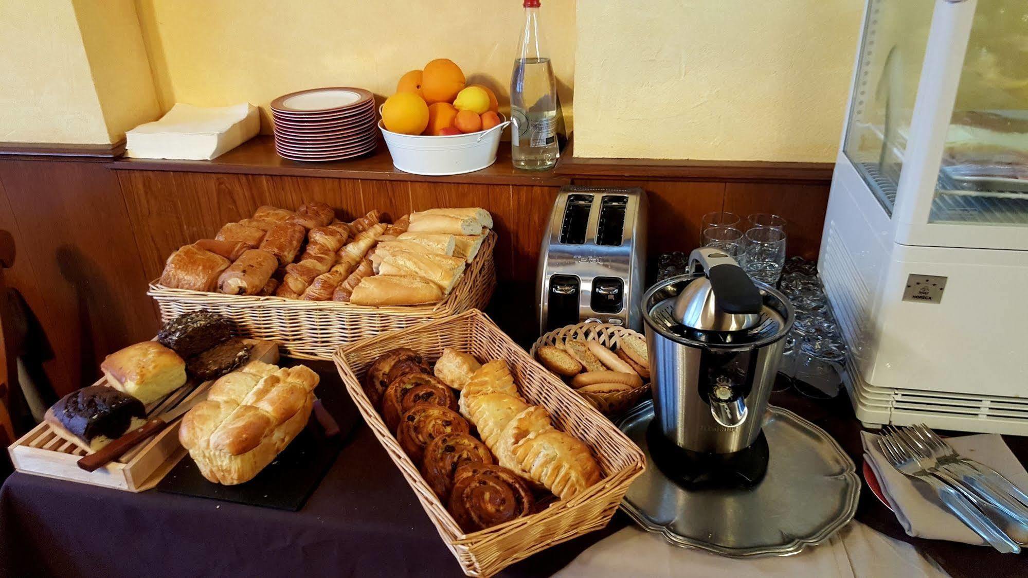 Logis Hotel Saint-Hubert كور تشيفيرني المظهر الخارجي الصورة